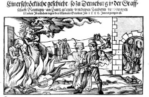 Bild: Drei Frauen werden als Hexen verbrannt, rechts daneben sind die hochedlen Richter zu erkennen. Der linken Frau erscheint ein weiblicher Drachenteufel. Holzschnitt auf einem Flugblatt aus Dernebu